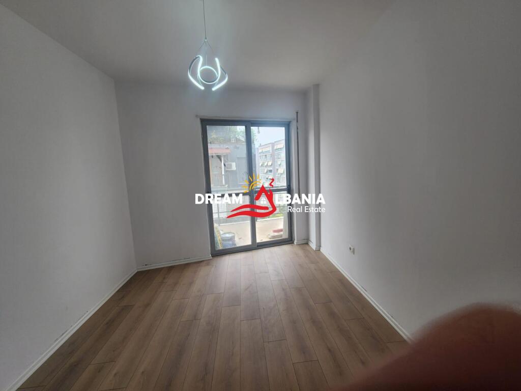 2+1 for sale, Komuna e Parisit