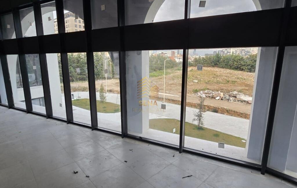 Qira, Ambient Biznesi Open Space +2 WC + Verandë, River Residence, i diskutueshëm