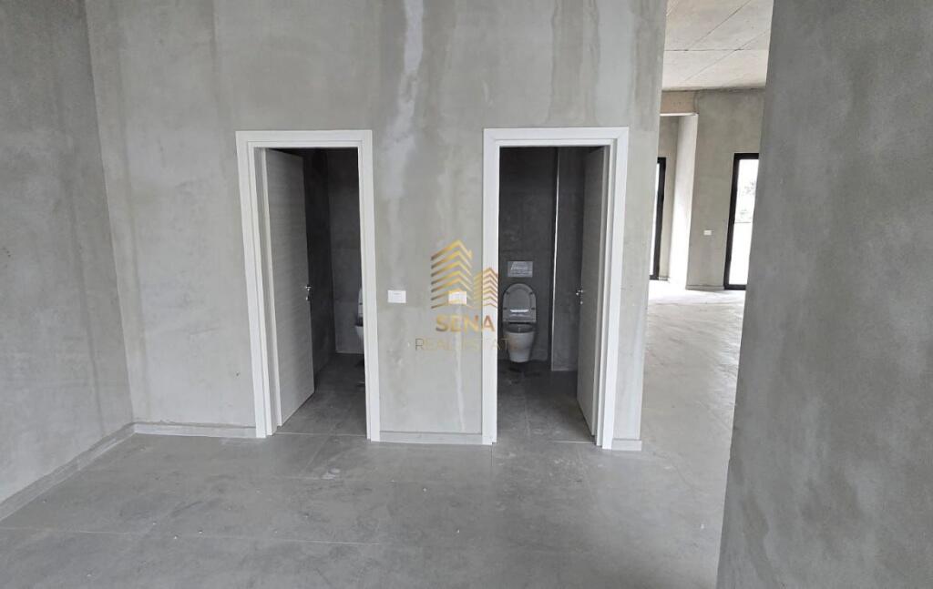 Qira, Ambient Biznesi Open Space +2 WC + Verandë, River Residence, i diskutueshëm