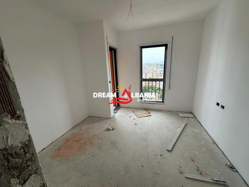 Shitet apartament 3+1+2+verande ne Rr.Qemal Stafa, prane Shkolles se Kuqe, Tirane (ID 4131427)