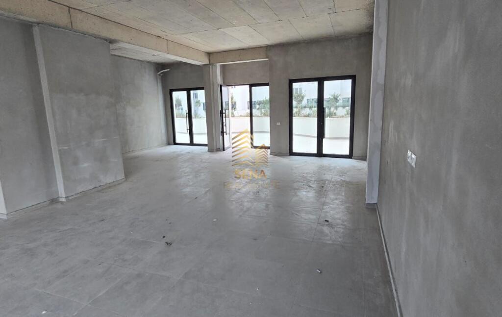 Qira, Ambient Biznesi Open Space +2 WC + Verandë, River Residence, i diskutueshëm
