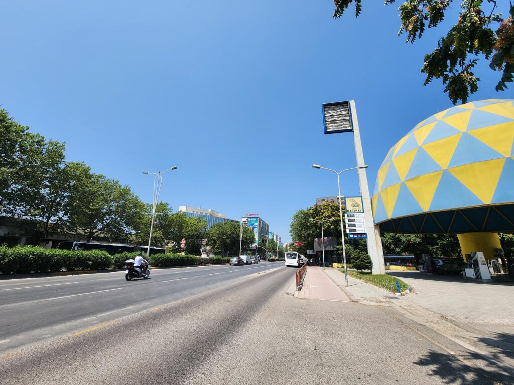 🔵 FOR SALE: Commercial Space 475.27 m² (E88 Complex - Kupola) 📍Main Road – Dritan Hoxha Street, 1st Floor, Glass Façade, CORNER UNIT – Height: 3.8 m 💰PRICE: €1,200,000 (Non-Negotiable)