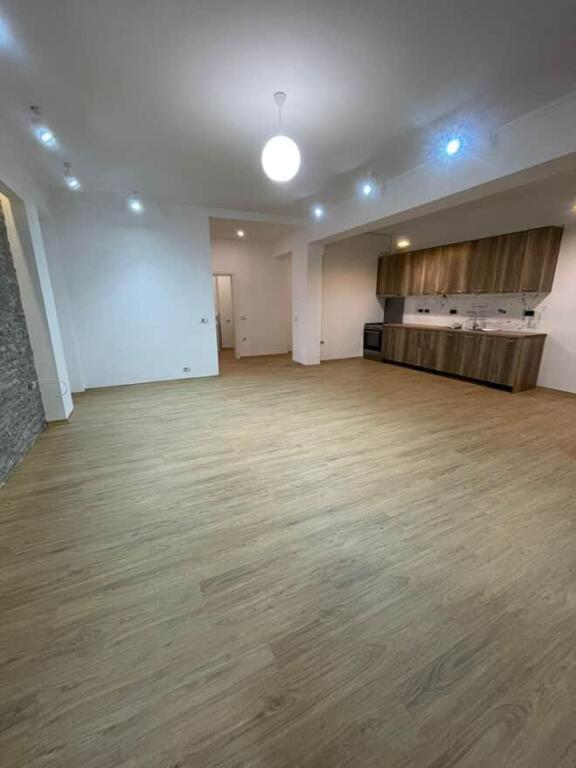 Apartament 2+1 me qira Bosh