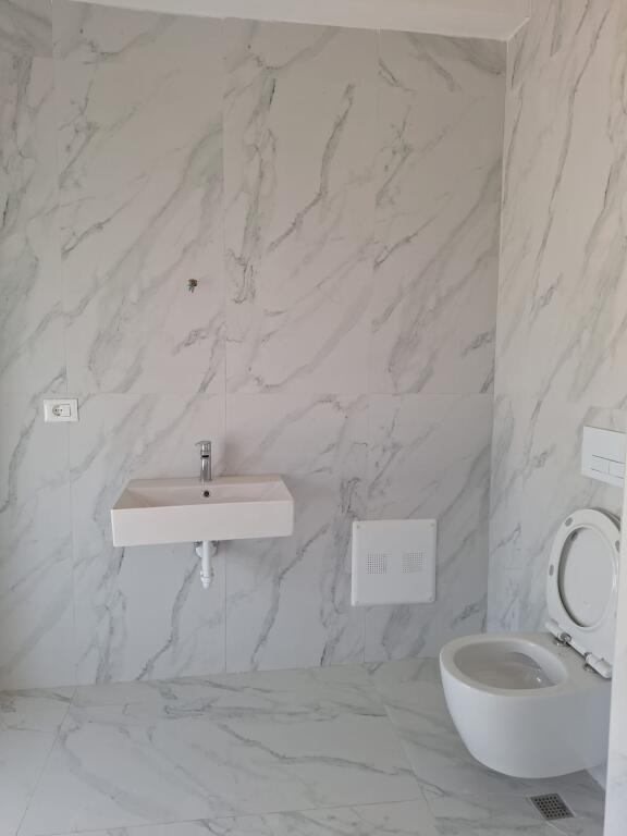 2+1 APARTMENT FOR RENT PARTIALLY FURNISHED (Kaimi Complex, Ali Demi, Tirana) NO COMMISSION