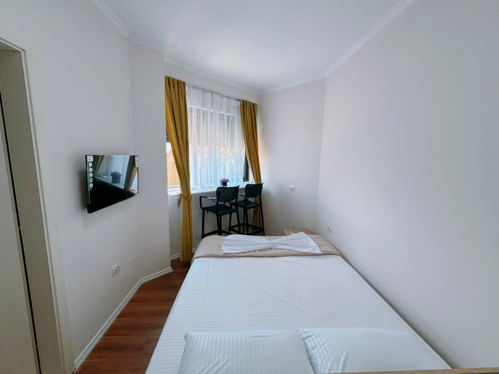 2 garages for rent on Durrës street