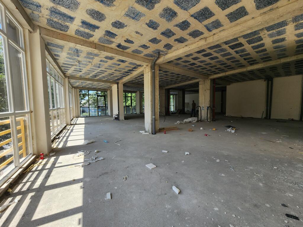🔵 FOR SALE: Commercial Space 475.27 m² (E88 Complex - Kupola) 📍Main Road – Dritan Hoxha Street, 1st Floor, Glass Façade, CORNER UNIT – Height: 3.8 m 💰PRICE: €1,200,000 (Non-Negotiable)