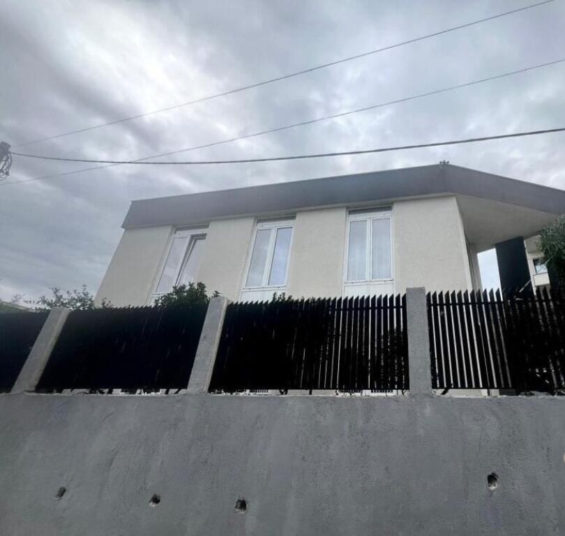 Shesim një vilë pranë Liqenit të Farkës!