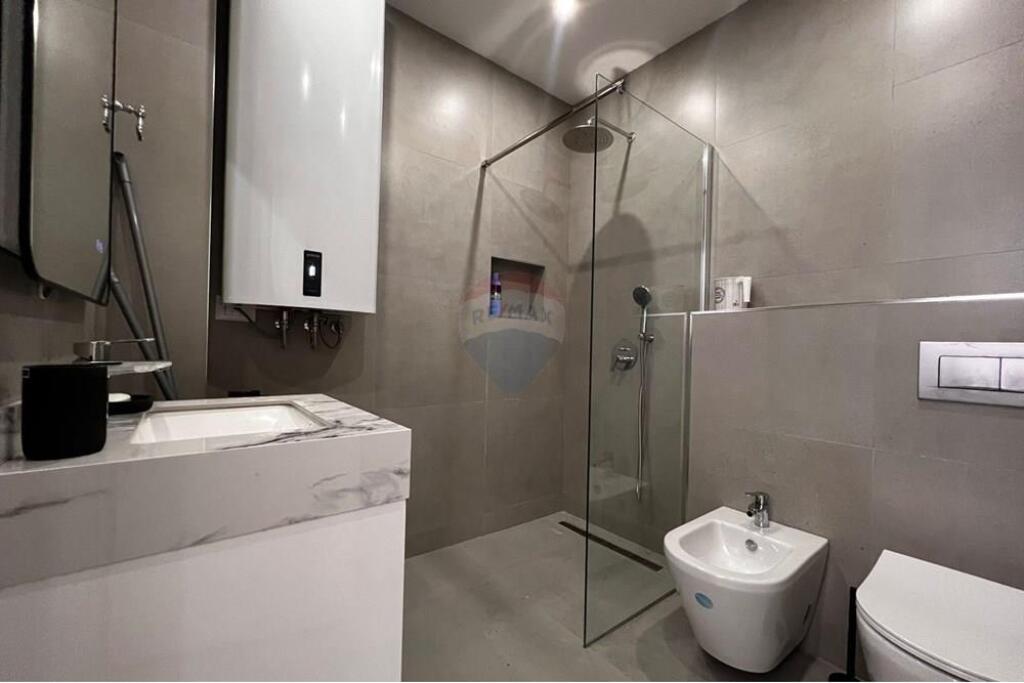 Apartament me qira 1+1+post parkimi te 21 Dhjetori, Rruga Frosina Plaku!