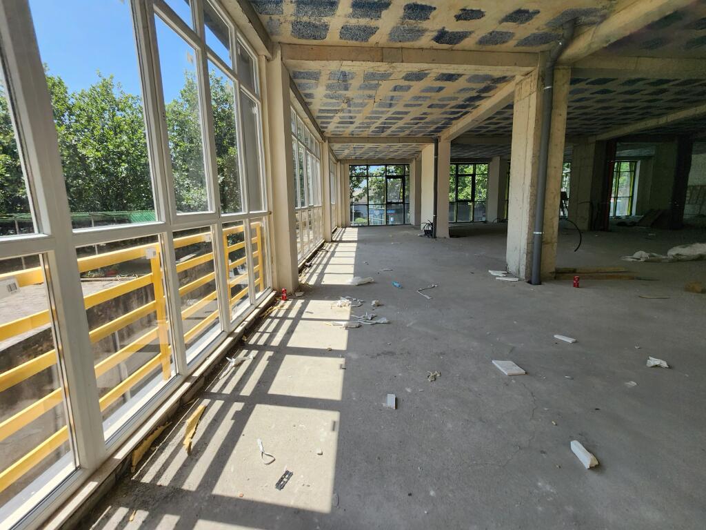 🔵 FOR SALE: Commercial Space 475.27 m² (E88 Complex - Kupola) 📍Main Road – Dritan Hoxha Street, 1st Floor, Glass Façade, CORNER UNIT – Height: 3.8 m 💰PRICE: €1,200,000 (Non-Negotiable)