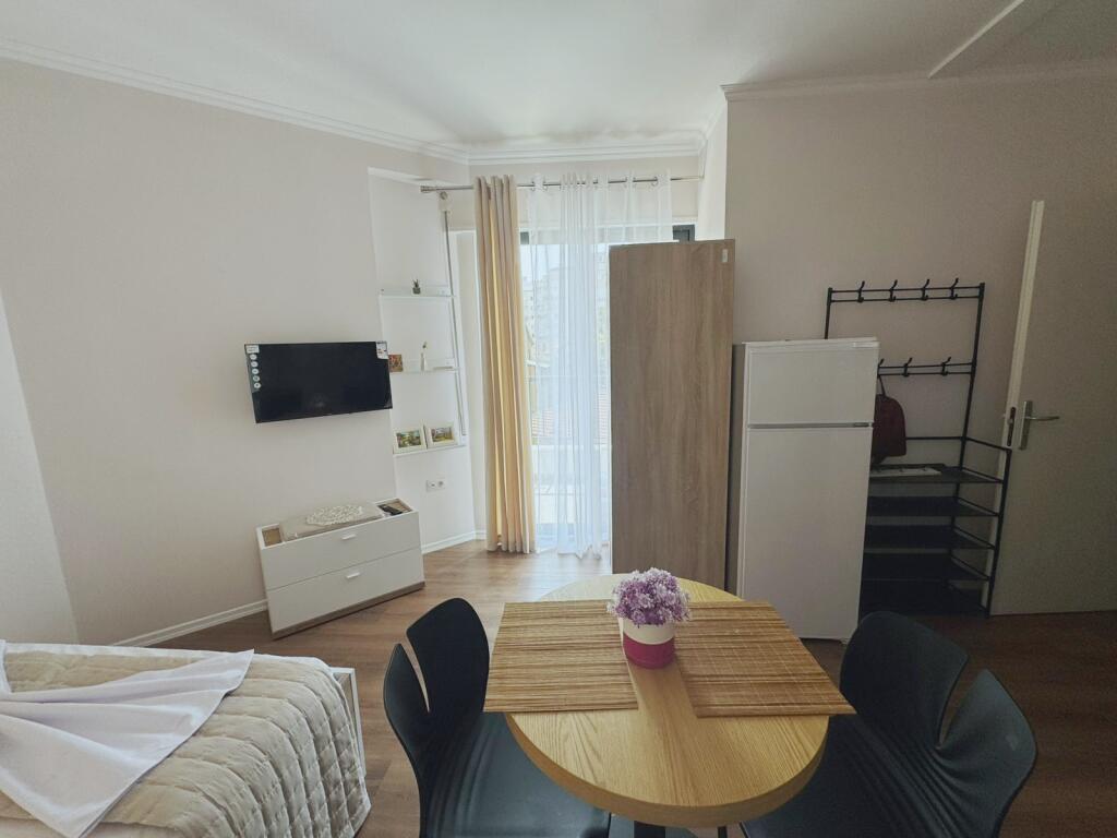 2 garages for rent on Durrës street
