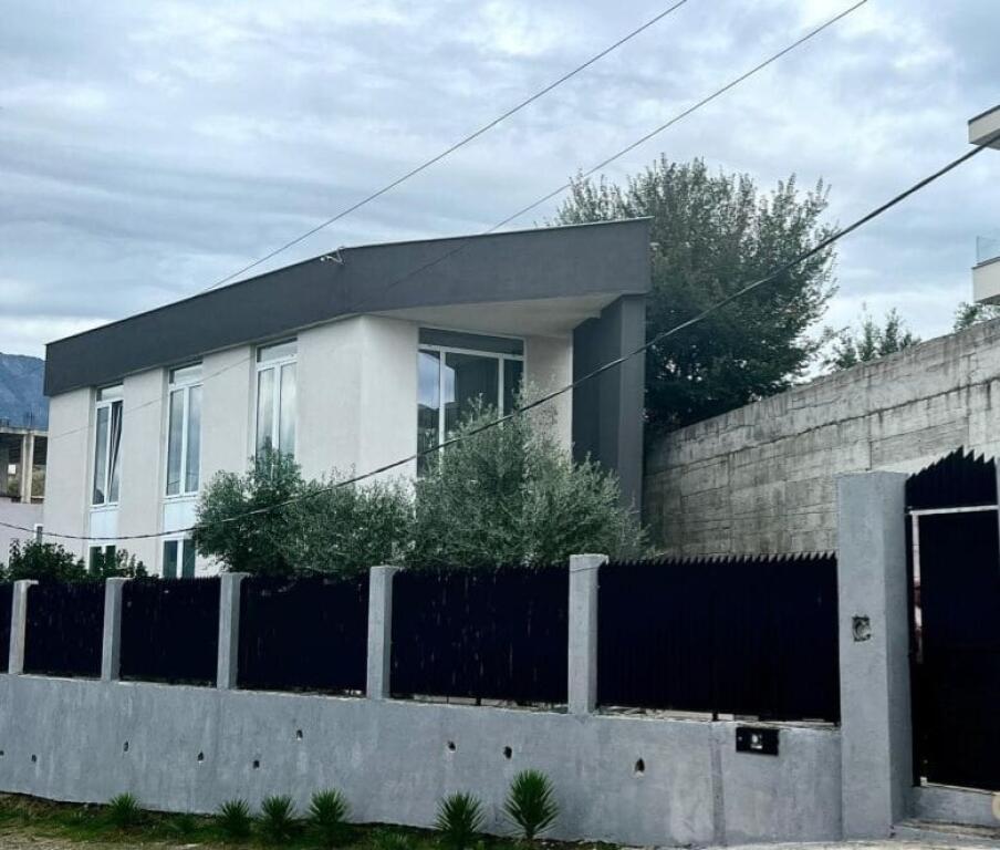 Shesim një vilë pranë Liqenit të Farkës!