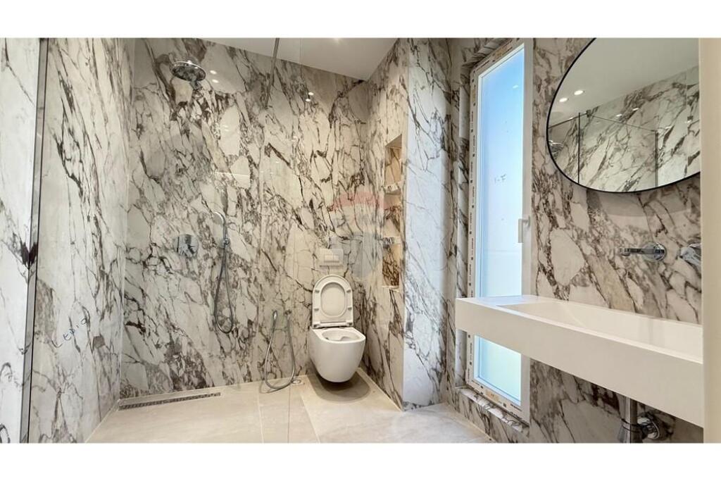 Apartament 2+1 me post parkimi për qira në Kompleksin Kaimi. Apartamenti organizohet në një ambient ndenjeje dhe gatimi, dy dhoma gjumi, një tualet dhe një ballkon. Apartamenti është totalisht i mobiluar, me mobilim të ri dhe nuk është banuar më parë. Për më shumë informacion na kontaktoni!