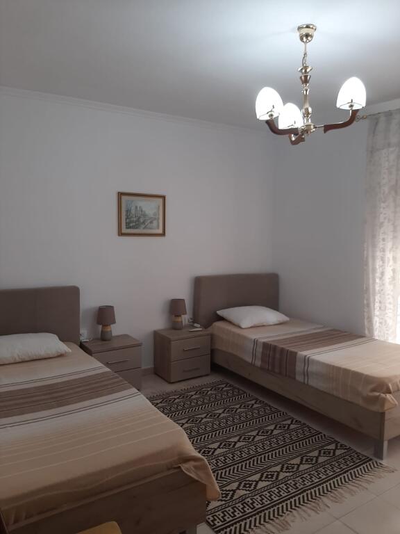 Në zonën e Bllokut, pranë Bankës Credins, jepet me qera apartament 2+1, i mobiluar.