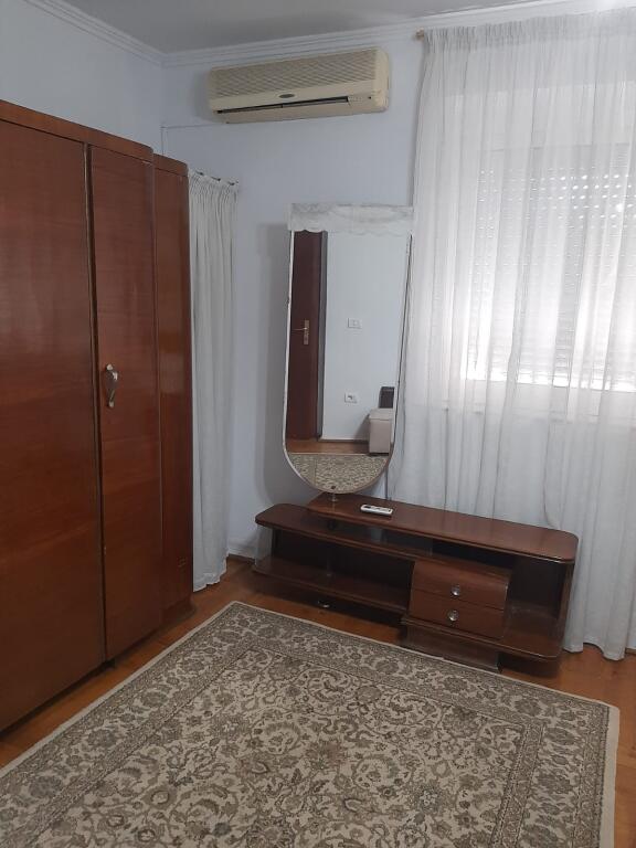 Në zonën e Bllokut, pranë Bankës Credins, jepet me qera apartament 2+1, i mobiluar.