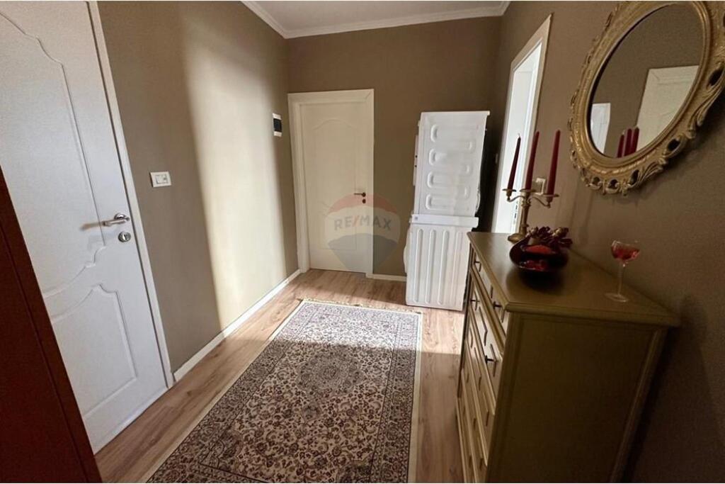 Apartament 1+1 për shitje te Frosina Plaku, pranë kompleksit Kontakt.