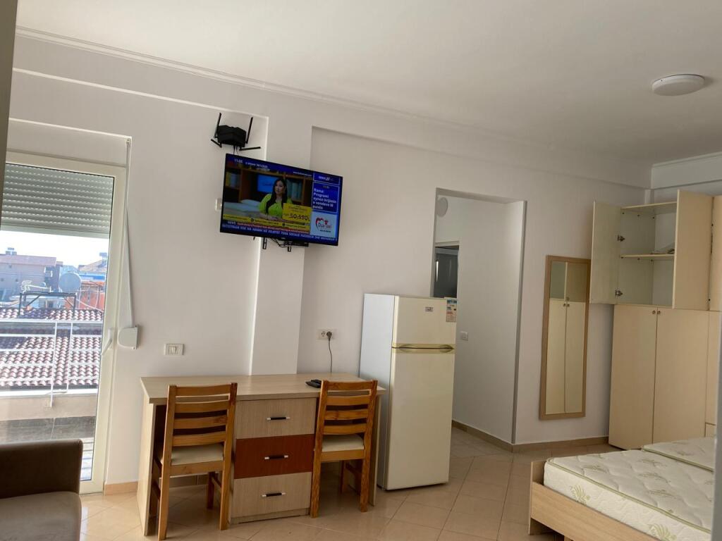 Durres, a 5-story building is for rent, 1,000 m² (industrial market)