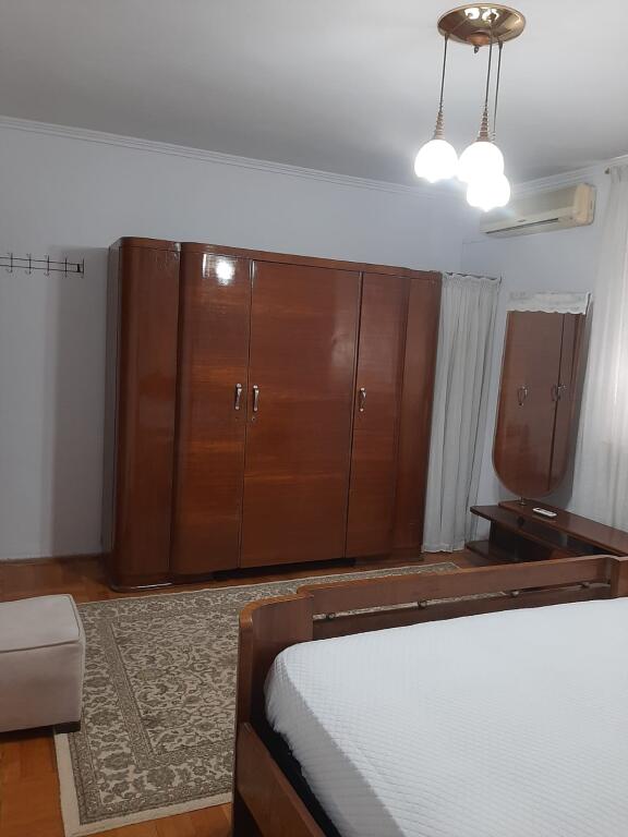 Në zonën e Bllokut, pranë Bankës Credins, jepet me qera apartament 2+1, i mobiluar.