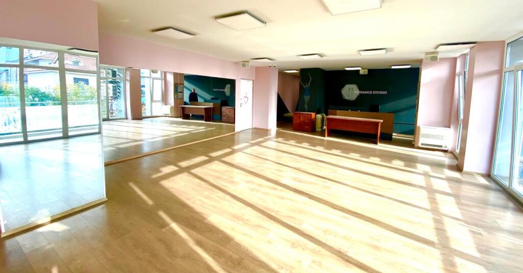 JEPET ME QIRA PALESTER (STUDIO DANCE) NE KOMUNEN E PARISIT.