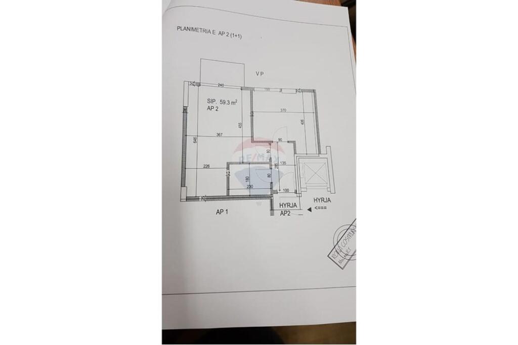 Shiten dy apartamente 1+1 dhe dy poste parkimi prane bllokut te Ambasadave.