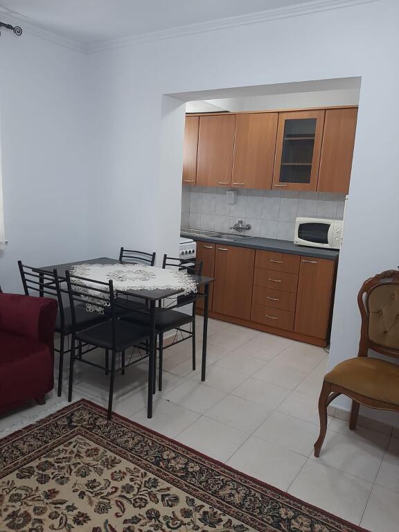Në zonën e Bllokut, pranë Bankës Credins, jepet me qera apartament 2+1, i mobiluar.