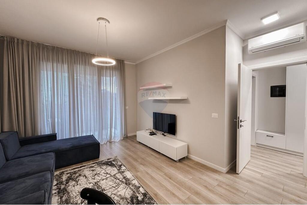 Shiten dy apartamente 1+1 dhe dy poste parkimi prane bllokut te Ambasadave.