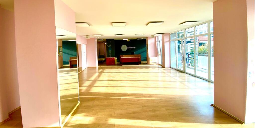 JEPET ME QIRA PALESTER (STUDIO DANCE) NE KOMUNEN E PARISIT.