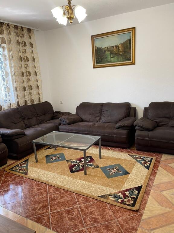 Parking Post | Dedicated Entrance for Rent – 1+1 Apartment in Unaza e Re, Tirana!