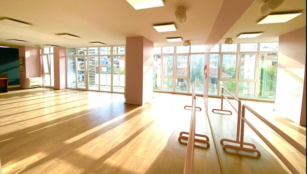 JEPET ME QIRA PALESTER (STUDIO DANCE) NE KOMUNEN E PARISIT.