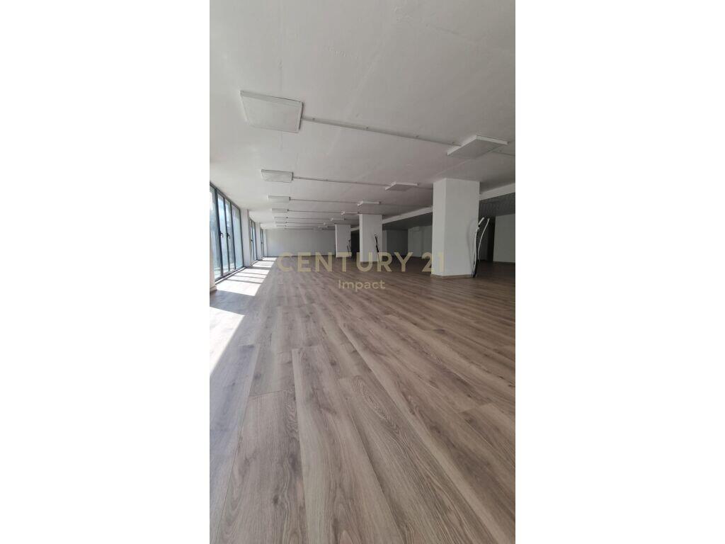 OCCASION! COMMERCIAL SPACE FOR SALE 550m2 ON DIBRA STREET, NEAR THE MINISTRY OF DEFENSE!