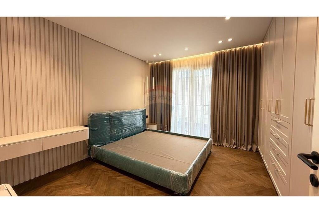 Apartament 2+1 me post parkimi për qira në Kompleksin Kaimi. Apartamenti organizohet në një ambient ndenjeje dhe gatimi, dy dhoma gjumi, një tualet dhe një ballkon. Apartamenti është totalisht i mobiluar, me mobilim të ri dhe nuk është banuar më parë. Për më shumë informacion na kontaktoni!