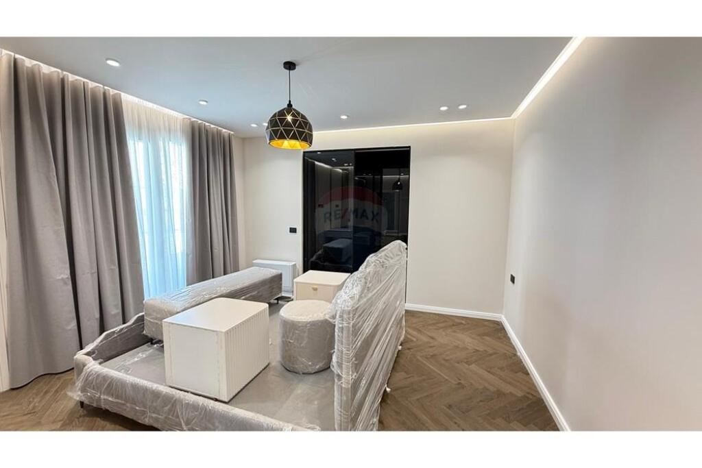 Apartament 2+1 me post parkimi për qira në Kompleksin Kaimi. Apartamenti organizohet në një ambient ndenjeje dhe gatimi, dy dhoma gjumi, një tualet dhe një ballkon. Apartamenti është totalisht i mobiluar, me mobilim të ri dhe nuk është banuar më parë. Për më shumë informacion na kontaktoni!