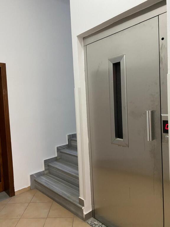 Durres, a 5-story building is for rent, 1,000 m² (industrial market)