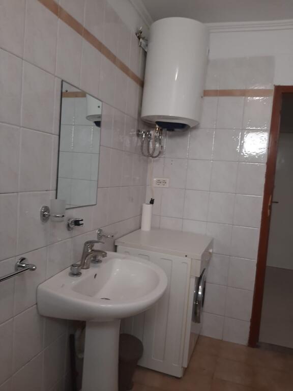 Në zonën e Bllokut, pranë Bankës Credins, jepet me qera apartament 2+1, i mobiluar.