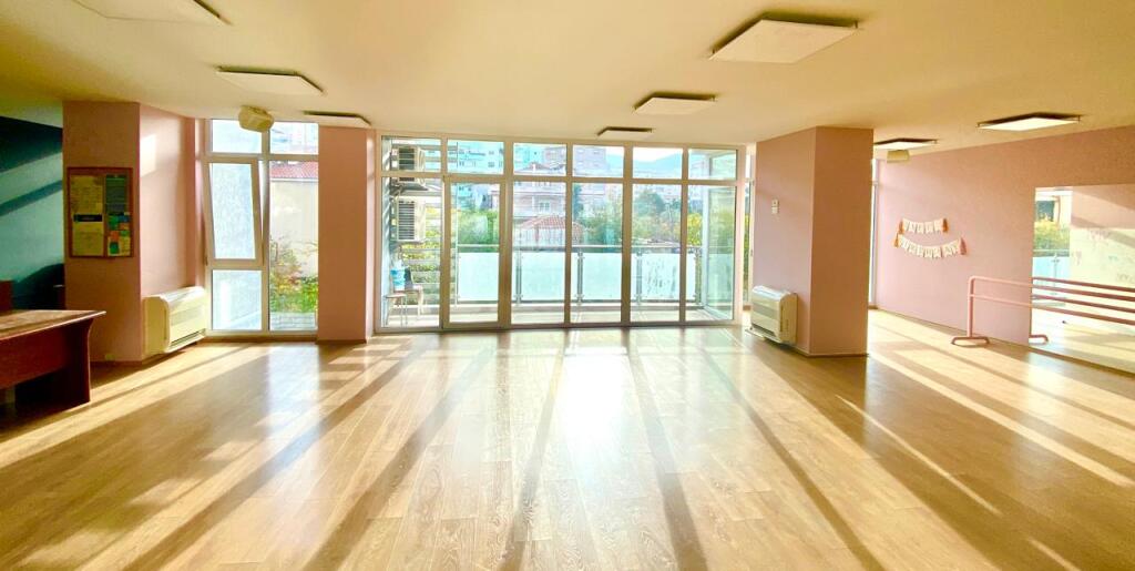 JEPET ME QIRA PALESTER (STUDIO DANCE) NE KOMUNEN E PARISIT.