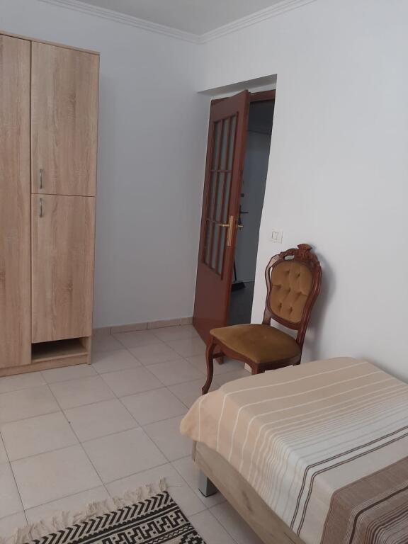 Në zonën e Bllokut, pranë Bankës Credins, jepet me qera apartament 2+1, i mobiluar.