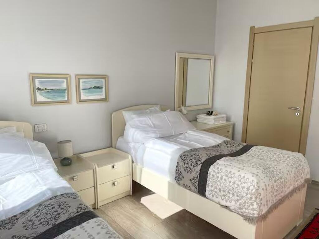 Shitet Apartament 3+1+2 tek Rruga Panorama pranë Hipotekës