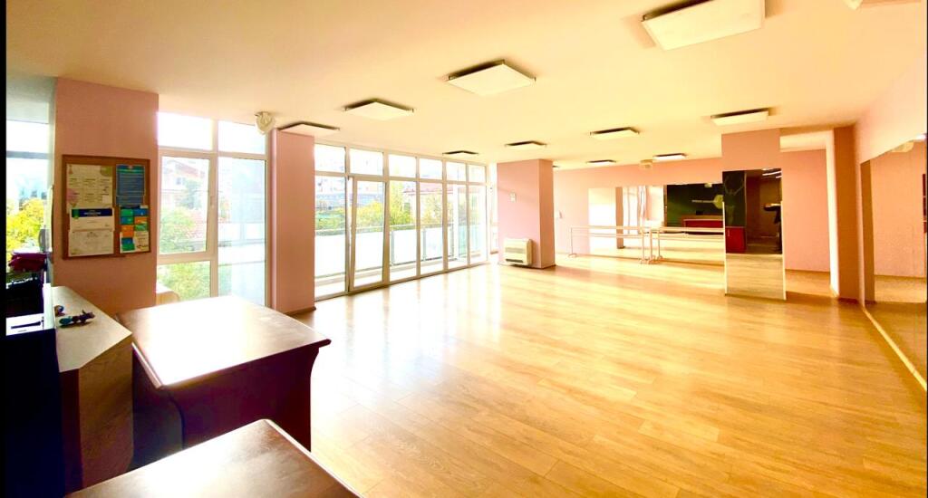 JEPET ME QIRA PALESTER (STUDIO DANCE) NE KOMUNEN E PARISIT.