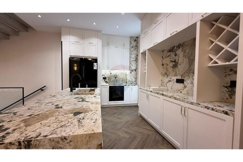 Apartament 2+1 me post parkimi për qira në Kompleksin Kaimi. Apartamenti organizohet në një ambient ndenjeje dhe gatimi, dy dhoma gjumi, një tualet dhe një ballkon. Apartamenti është totalisht i mobiluar, me mobilim të ri dhe nuk është banuar më parë. Për më shumë informacion na kontaktoni!