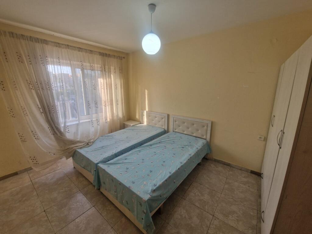 Tirana e Re, vicino alla Scuola 26 Nentori, appartamento 3+1 in vendita.