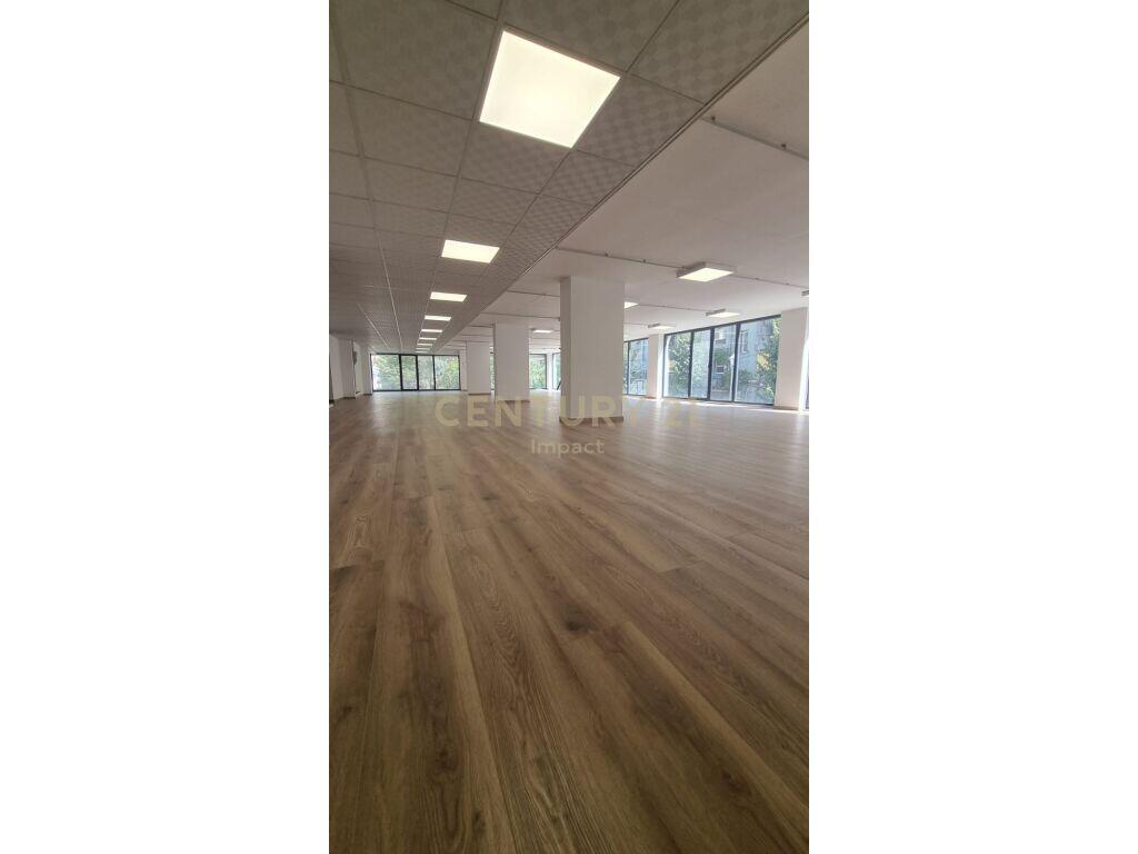 OCCASION! COMMERCIAL SPACE FOR SALE 550m2 ON DIBRA STREET, NEAR THE MINISTRY OF DEFENSE!