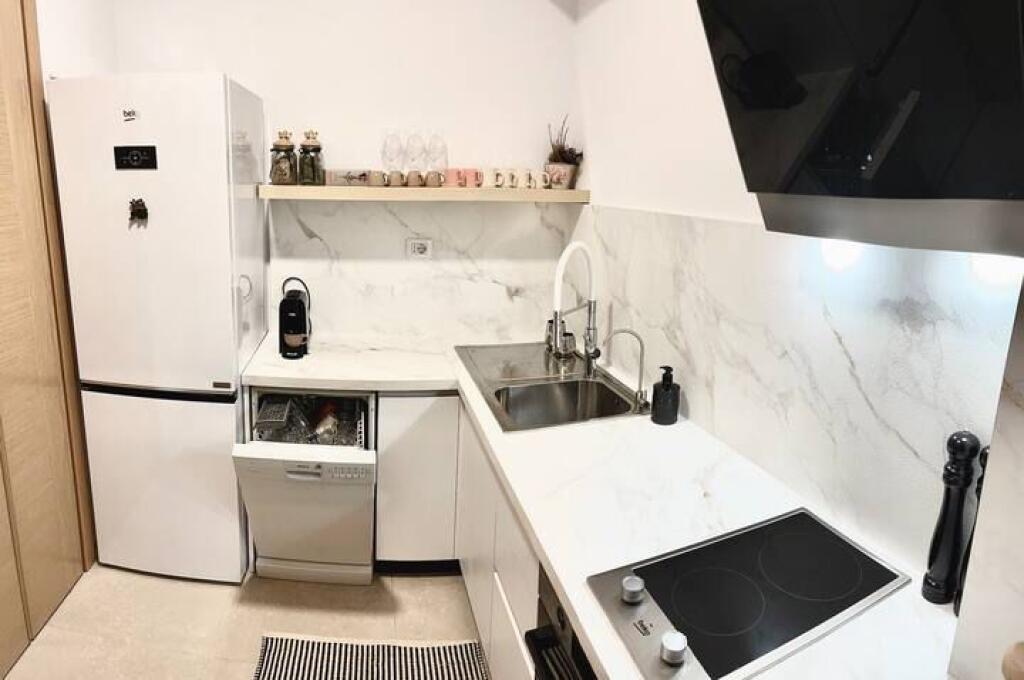 Shitet Apartament 3+1+2 tek Rruga Panorama pranë Hipotekës
