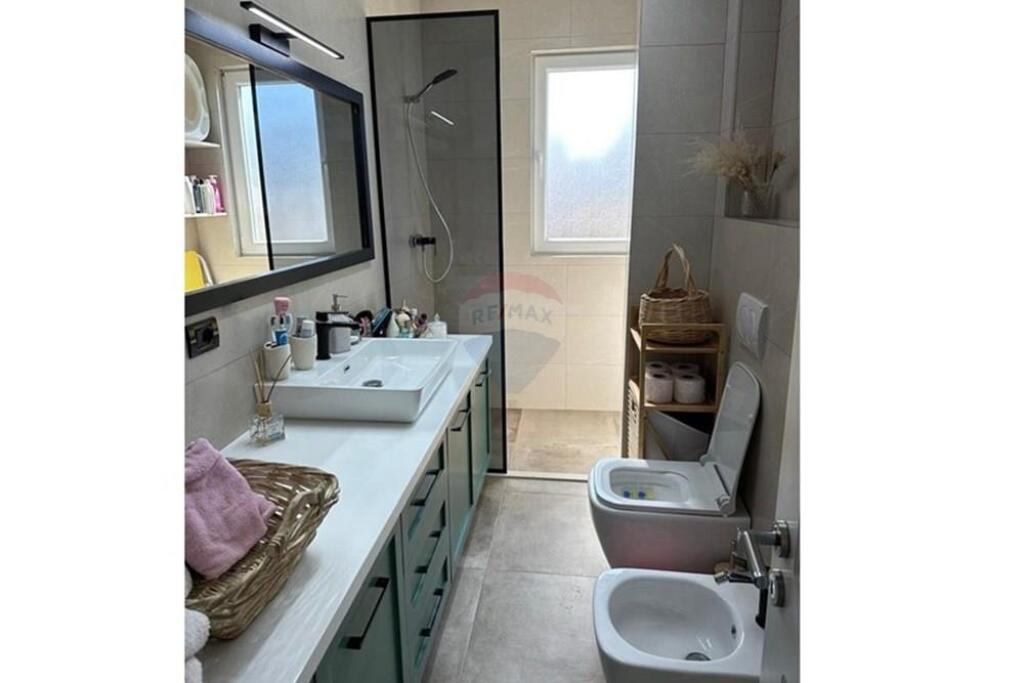 Apartament 1+1 për shitje te Frosina Plaku, pranë kompleksit Kontakt.