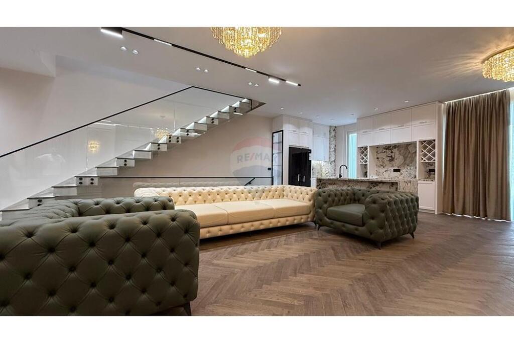 Apartament 2+1 me post parkimi për qira në Kompleksin Kaimi. Apartamenti organizohet në një ambient ndenjeje dhe gatimi, dy dhoma gjumi, një tualet dhe një ballkon. Apartamenti është totalisht i mobiluar, me mobilim të ri dhe nuk është banuar më parë. Për më shumë informacion na kontaktoni!