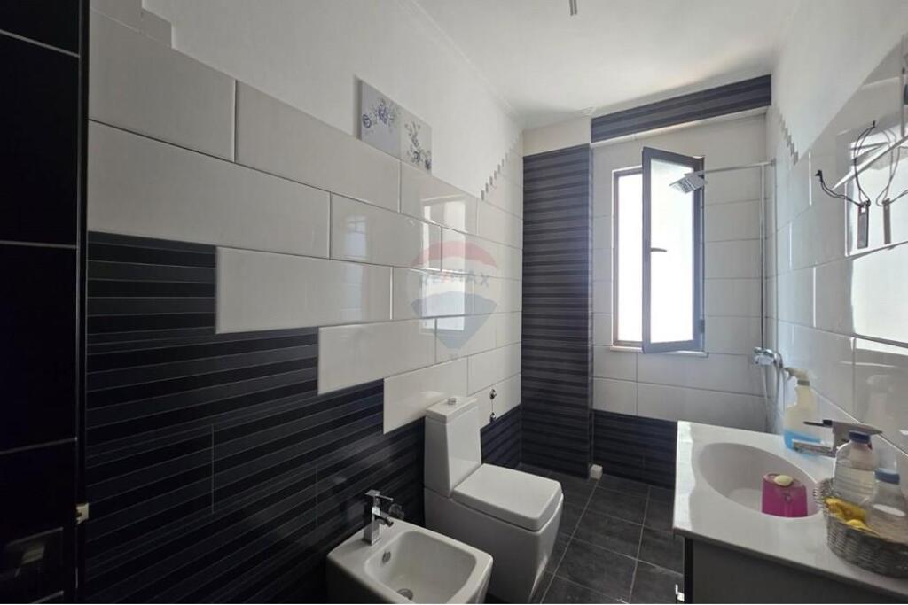 Apartament për shitje në Zonën e Autostradës Tiranë-Durrës.