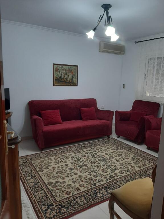 Në zonën e Bllokut, pranë Bankës Credins, jepet me qera apartament 2+1, i mobiluar.