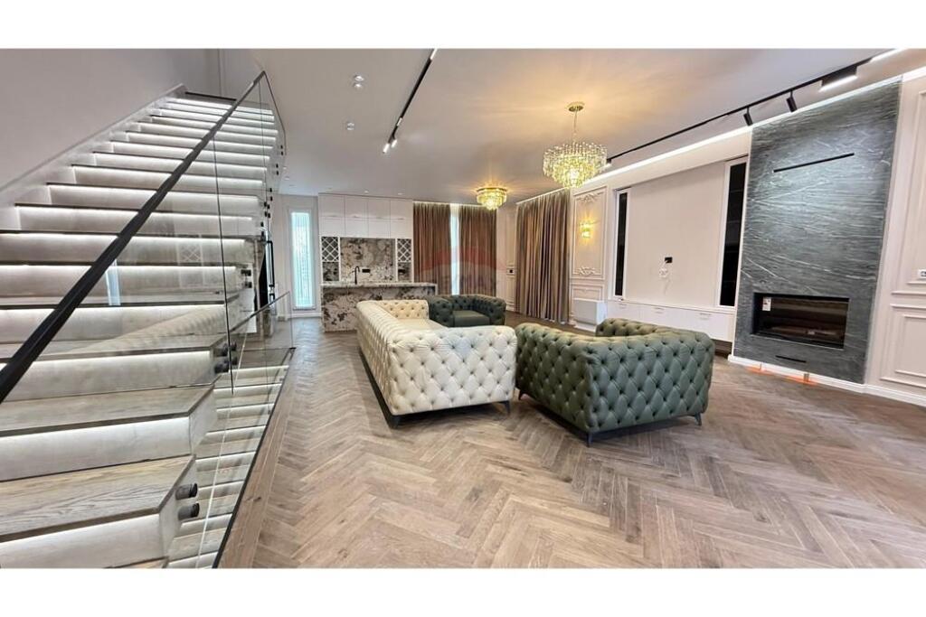 Apartament 2+1 me post parkimi për qira në Kompleksin Kaimi. Apartamenti organizohet në një ambient ndenjeje dhe gatimi, dy dhoma gjumi, një tualet dhe një ballkon. Apartamenti është totalisht i mobiluar, me mobilim të ri dhe nuk është banuar më parë. Për më shumë informacion na kontaktoni!