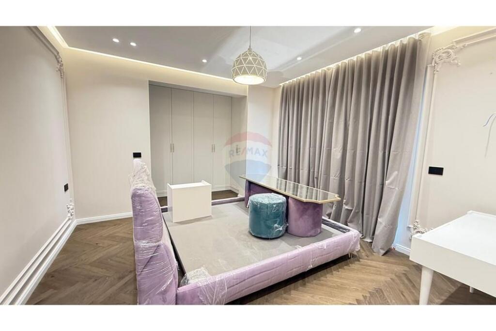 Apartament 2+1 me post parkimi për qira në Kompleksin Kaimi. Apartamenti organizohet në një ambient ndenjeje dhe gatimi, dy dhoma gjumi, një tualet dhe një ballkon. Apartamenti është totalisht i mobiluar, me mobilim të ri dhe nuk është banuar më parë. Për më shumë informacion na kontaktoni!