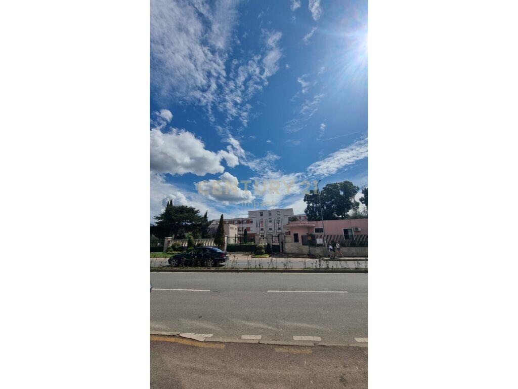 OCCASION! COMMERCIAL SPACE FOR SALE 550m2 ON DIBRA STREET, NEAR THE MINISTRY OF DEFENSE!