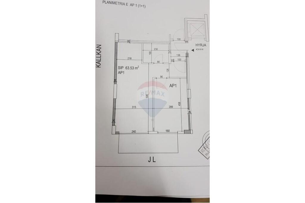 Shiten dy apartamente 1+1 dhe dy poste parkimi prane bllokut te Ambasadave.