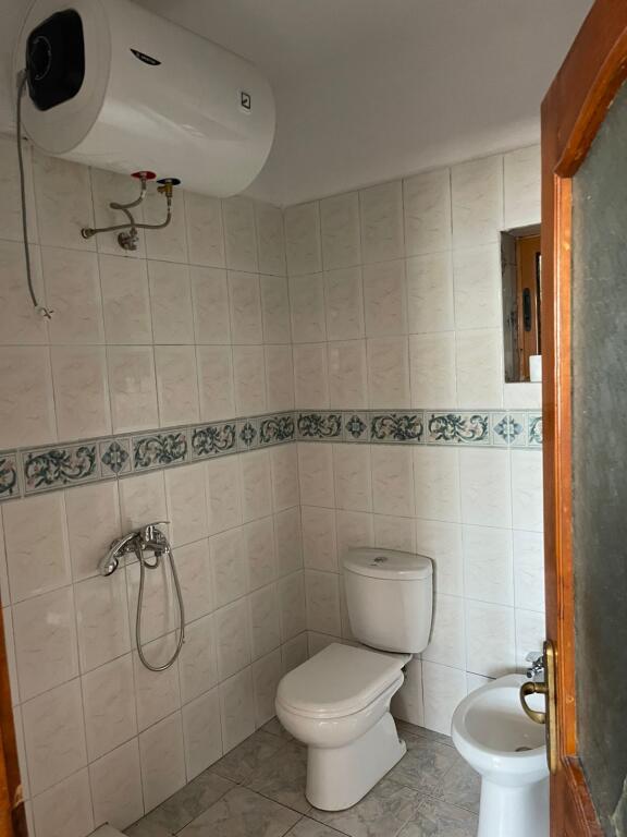 Parking Post | Dedicated Entrance for Rent – 1+1 Apartment in Unaza e Re, Tirana!